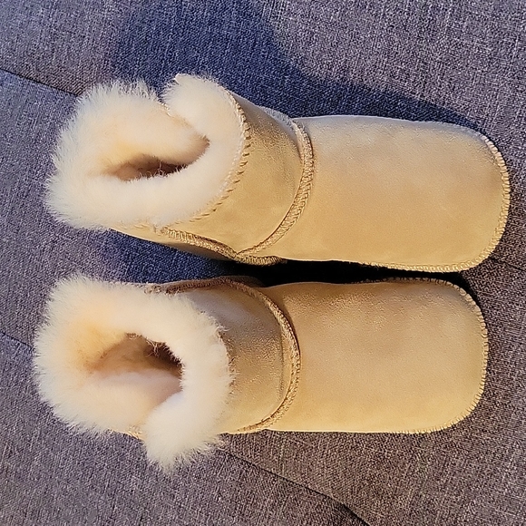NWOT Toddler UGG Boots Size 6 - Picture 2 of 9